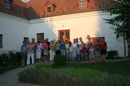 Az eredei iskola előtt 2010.