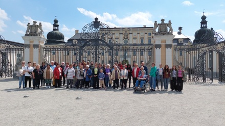 Csoportkép a kastély előtt Edelény