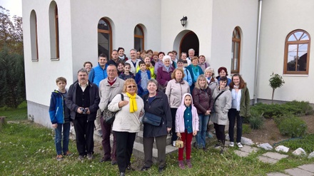 Felsőtárkány református templom előtt